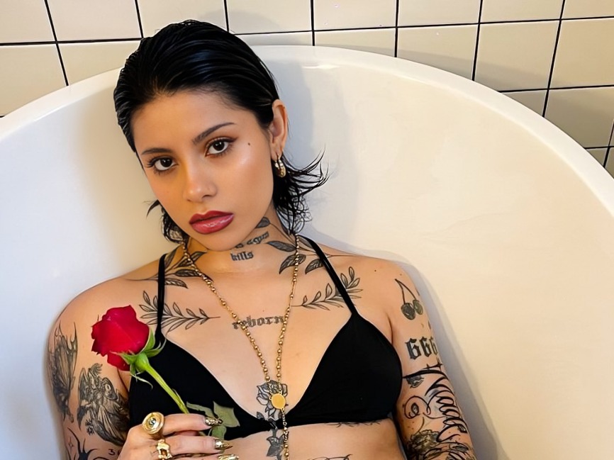 Modelo revela cuál fue la reacción de Ángela a parecido con Cazzu