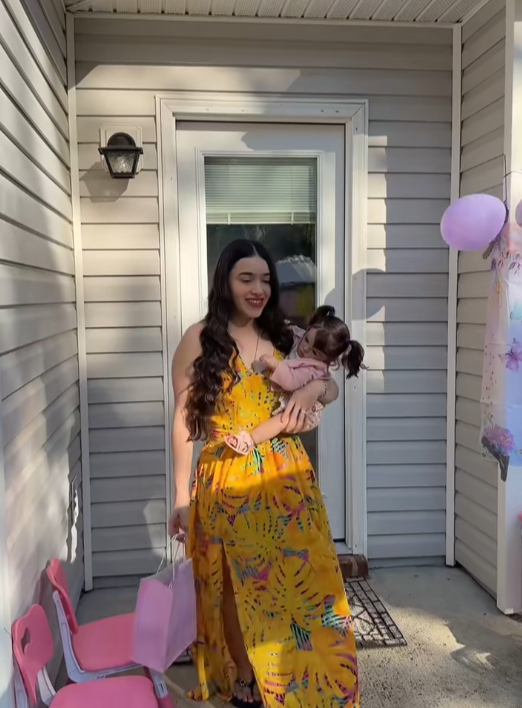 Mujer organiza fiesta de cumpleaños para bebé reborn