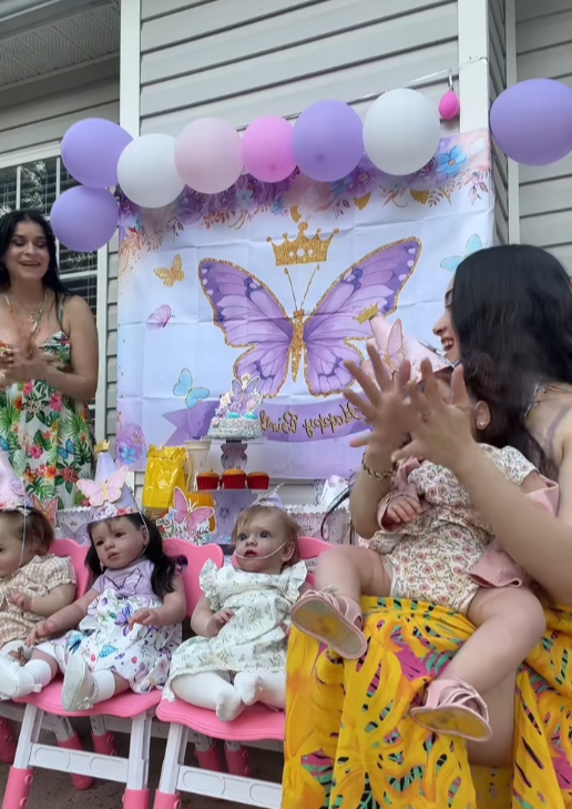 Mujer hace fiesta para su bebé reborn 