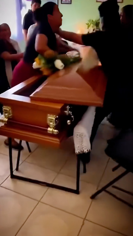 Mujeres pelean durante velorio tras descubrir infidelidad