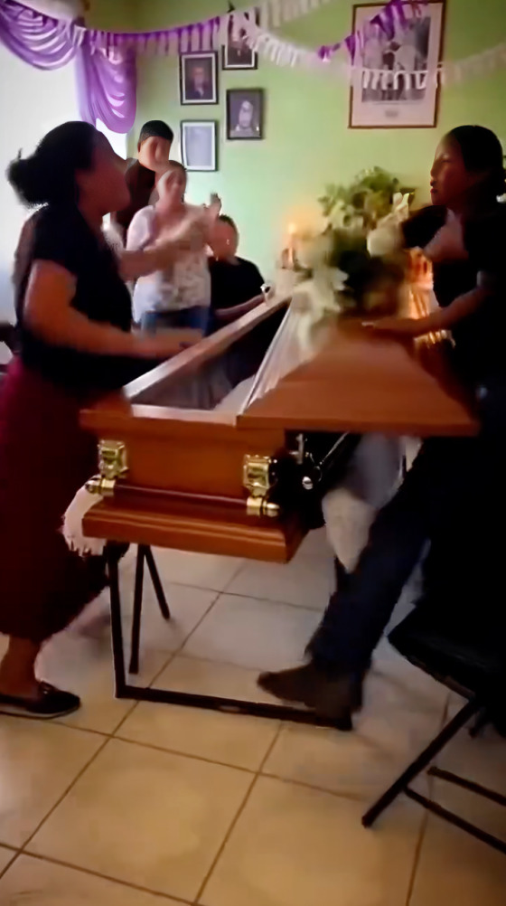 Mujeres pelean durante velorio tras descubrir infidelidad