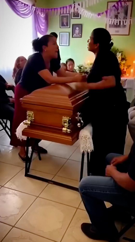 Mujeres pelean durante velorio tras descubrir infidelidad