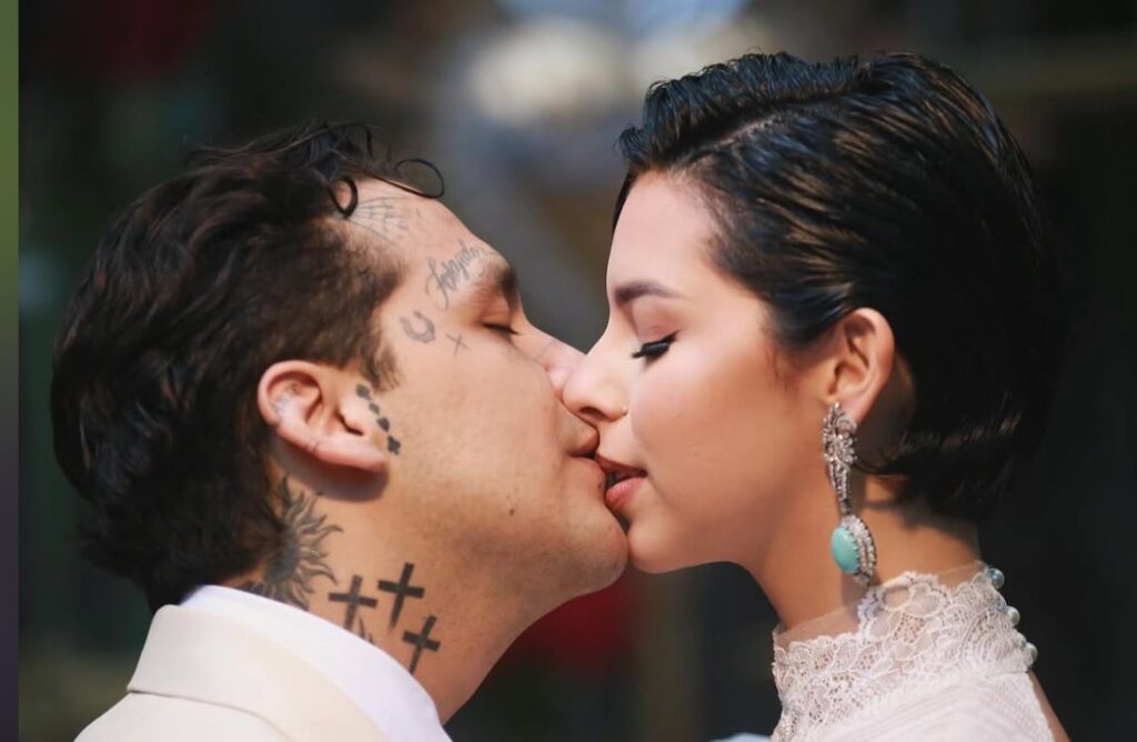 Christian Nodal besando a Ángela Aguilar