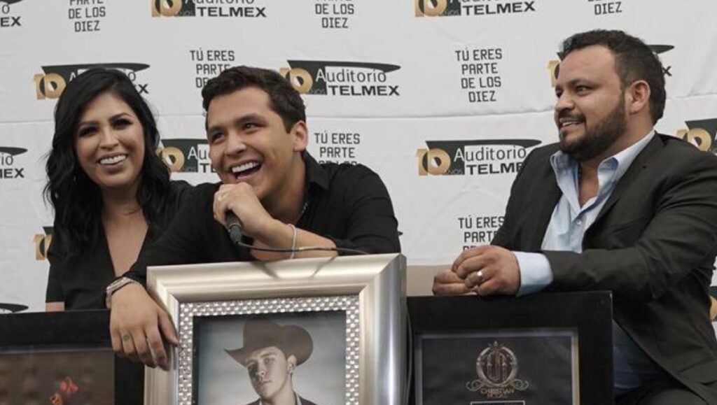 ¿Quién posee los derechos de Christian Nodal como cantante?