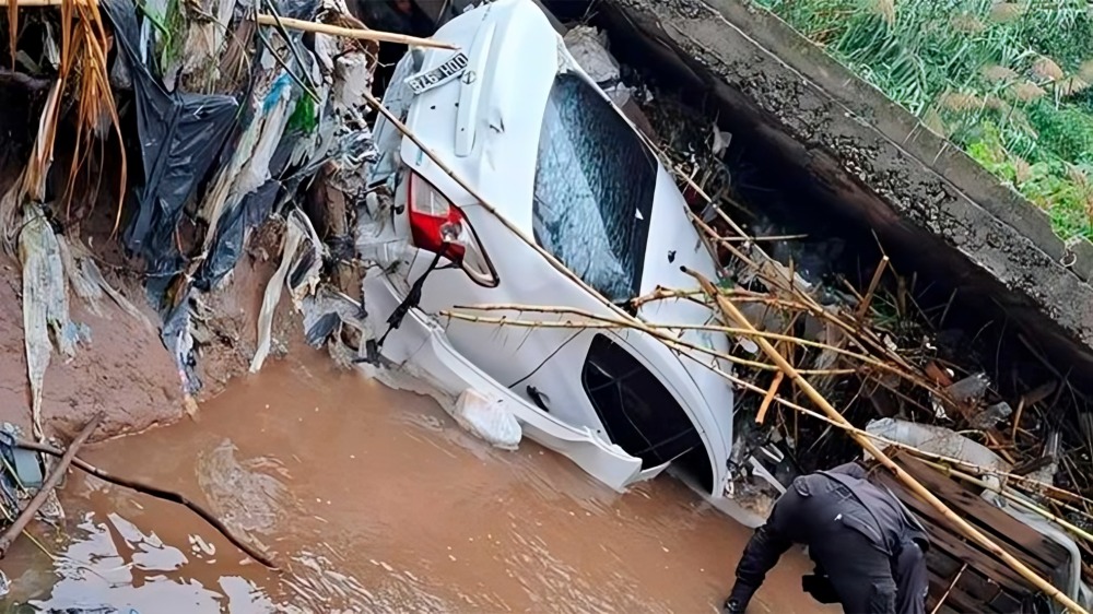 Pareja muere abrazada tras accidente auto