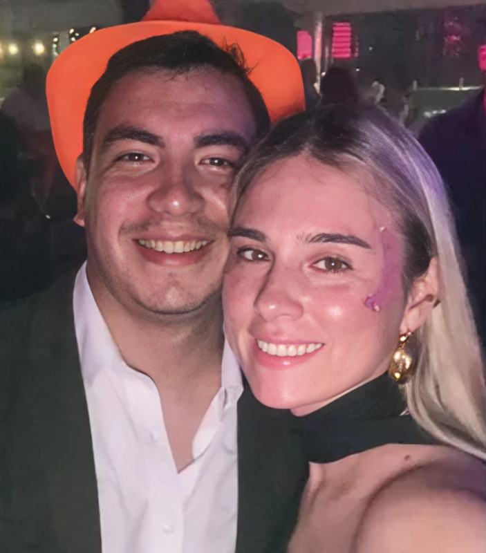 Pareja muere al interior de auto abrazada