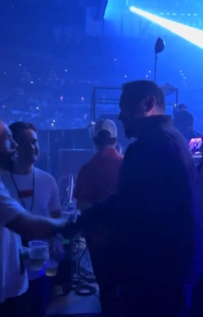 Pepe Aguilar saludó a staff de Peso Pluma