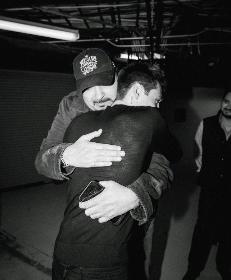 Pepe Aguilar abraza a Peso Pluma
