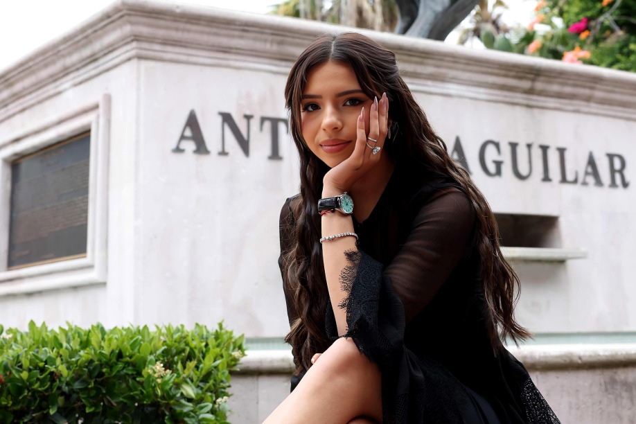 Redes critican supuesto envíos de flores de Canelo a Ángela Aguilar