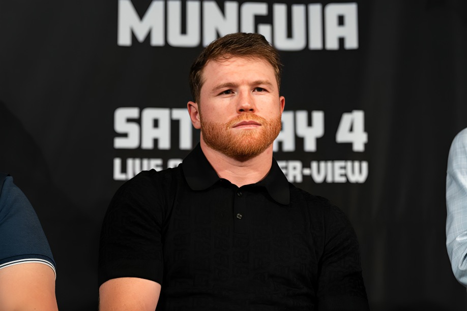 Revelan que Canelo enviaba flores a Ángela Aguilar
