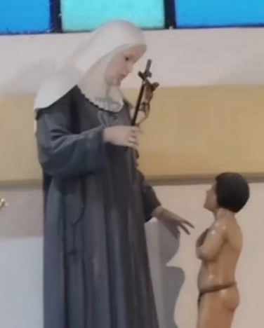 Captan a figura de la Virgen parpadeando en misa 