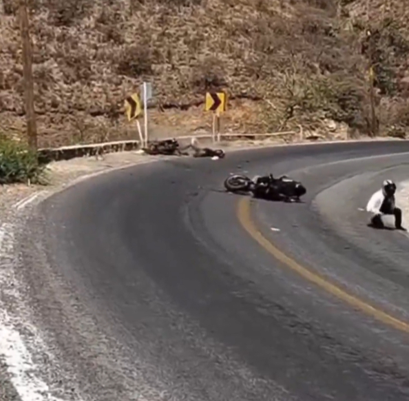 Motociclistas invaden carril en curva y provocan accidente