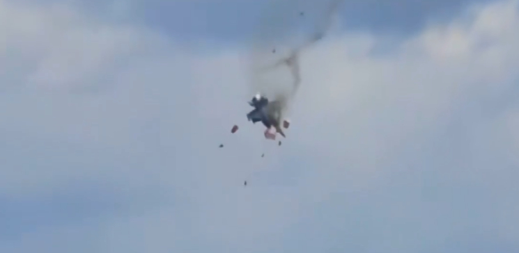 Aviones de guerra chocan en pleno show en EU