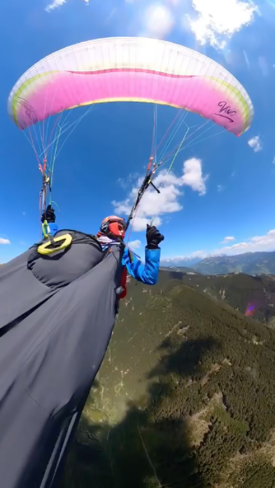 Avioneta choca con parapente en pleno vuelo