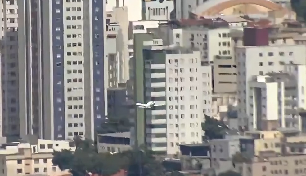 Avioneta se estrella contra edificio
