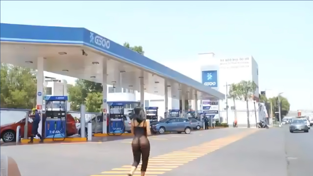 Camarógrafo se distrae con mujer durante reportaje