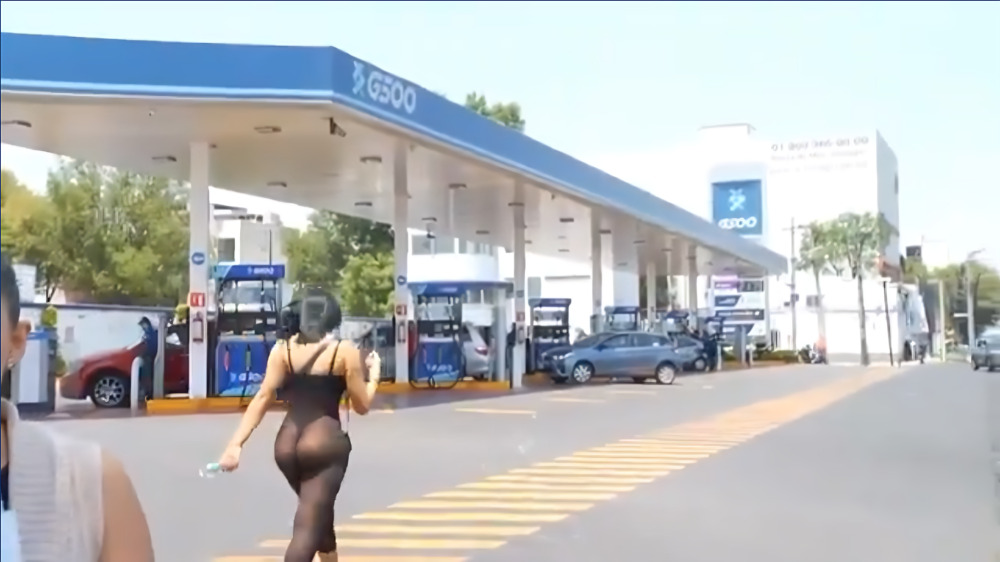 Camarógrafo se distrae con mujer durante reportaje