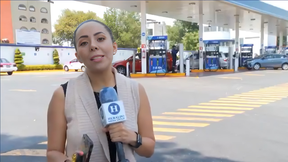 Camarógrafo se distrae con mujer durante reportaje