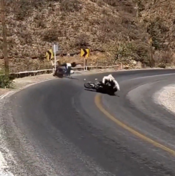 Motociclistas invaden carril en curva y provocan choque