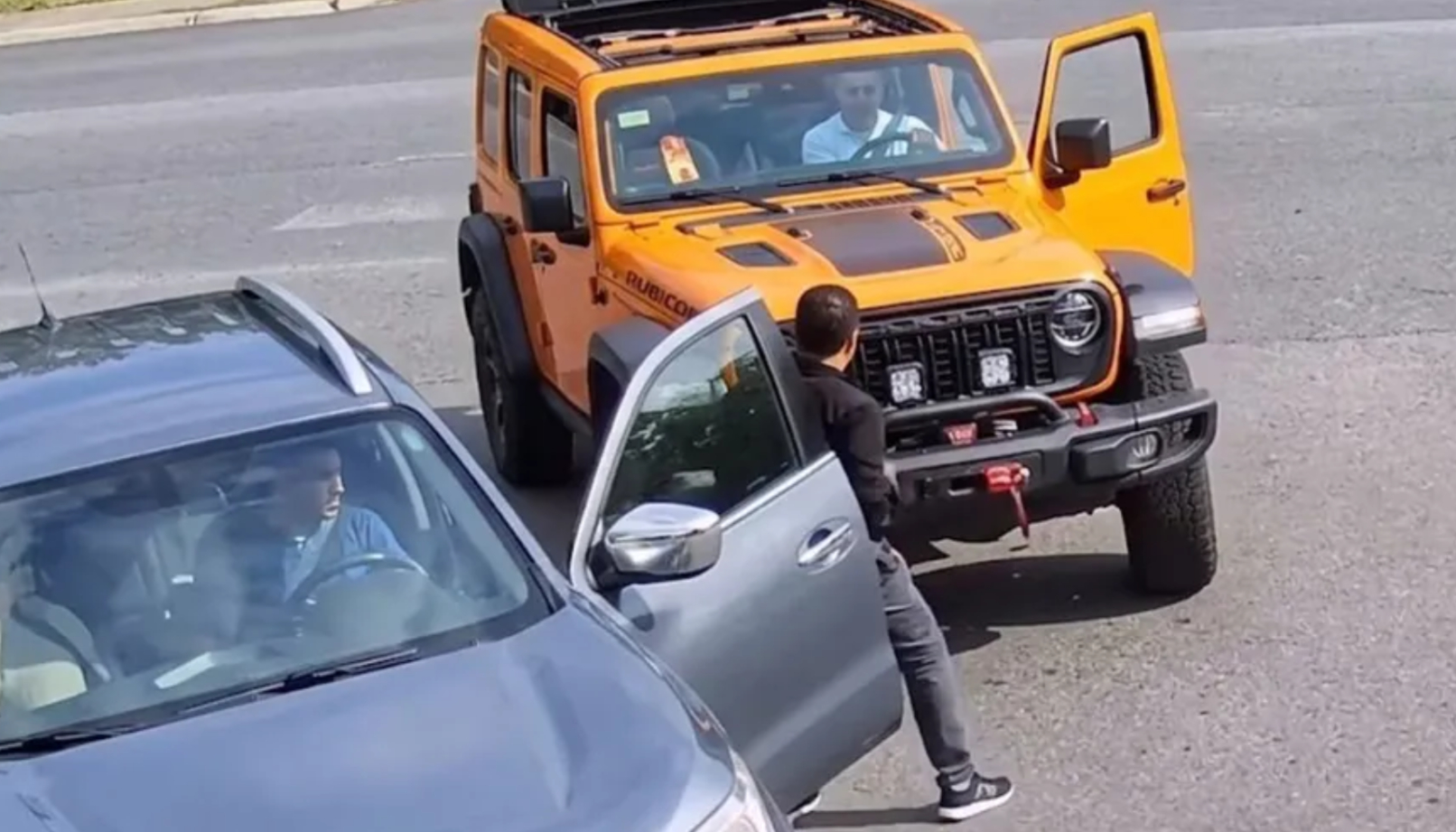 Conductor de Jeep embiste a joven