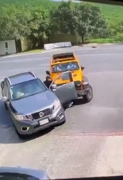 Conductor de Jeep se da a la fuga