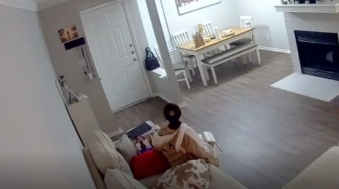 Mujer es acosada por extraña entidad durante llamada