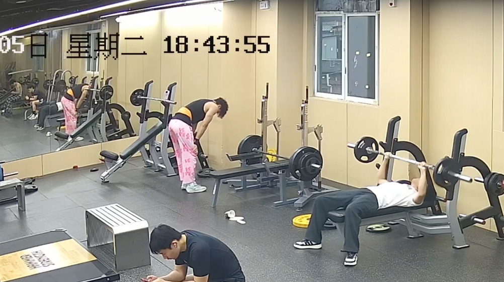 Hombre es aplastado por pesas en gym y nadie lo ayuda