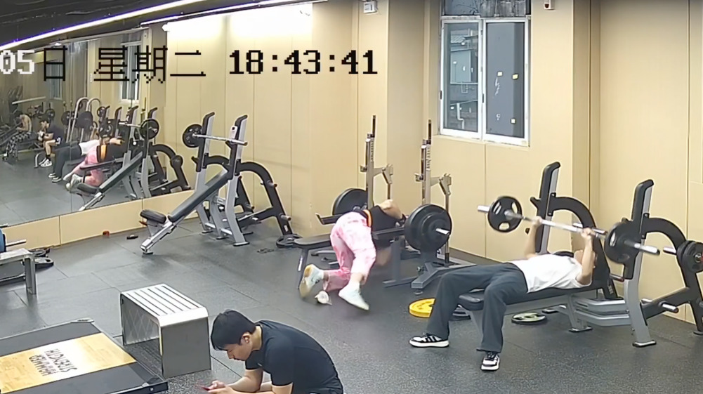 Hombre es aplastado por pesas en gym y nadie lo ayuda