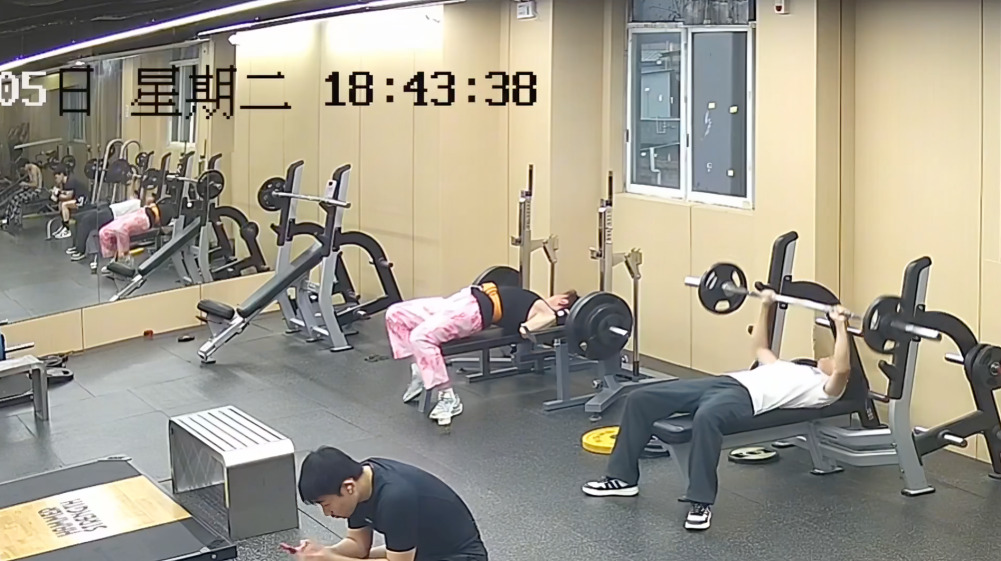 Hombre es aplastado por pesas en gym y nadie lo ayuda