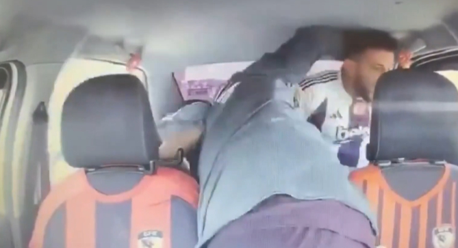 Taxista desarma a ladrón en pleno viaje