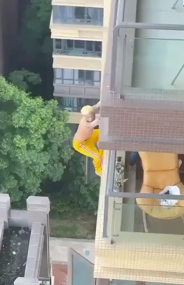 Hombre intenta escapar de esposo de su amante