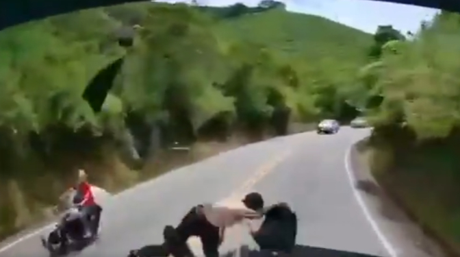 Captan momento en que motociclista invade carril