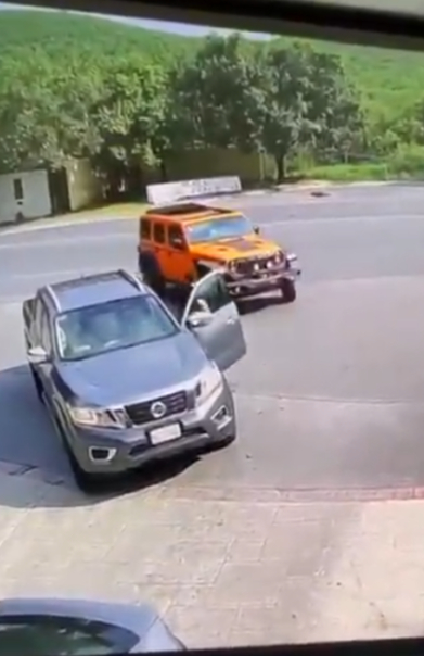 Conductor embiste a joven tras pleito vial