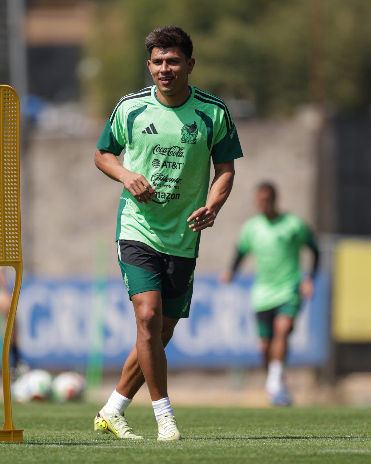 Checas consideran guapo a Jesús Gallardo