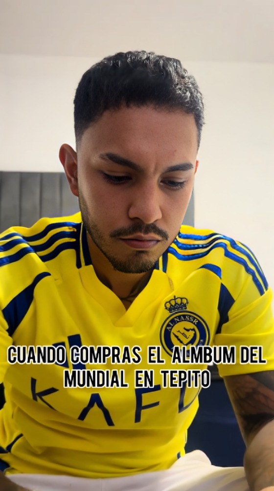 Joven compra álbum del mundial pirata