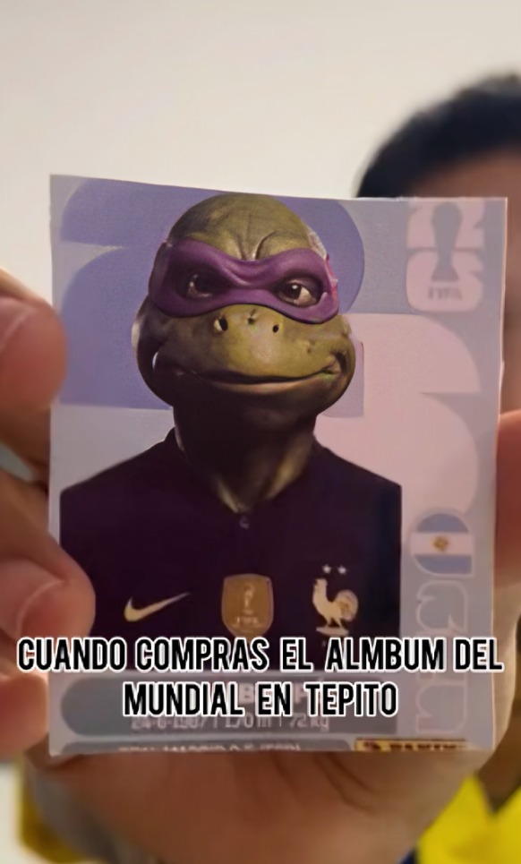 Joven compra álbum del Mundial en Tepito
