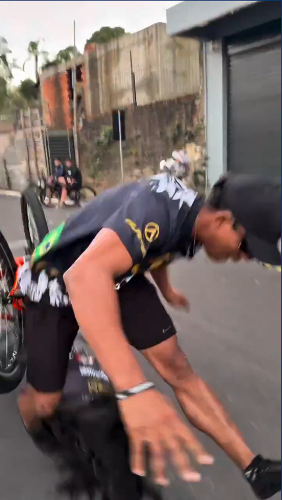 Joven hace caballito en bicicleta y tira a su novia