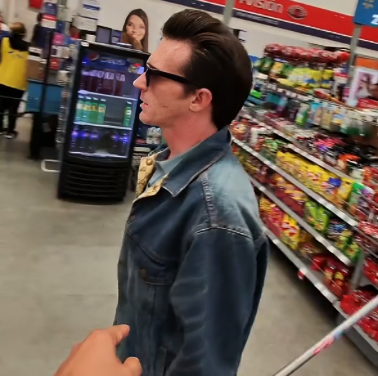 Joven se encuentra a Drake Bell en Walmart
