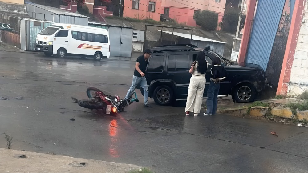 Jóvenes atropellan a motociclista y huyen
