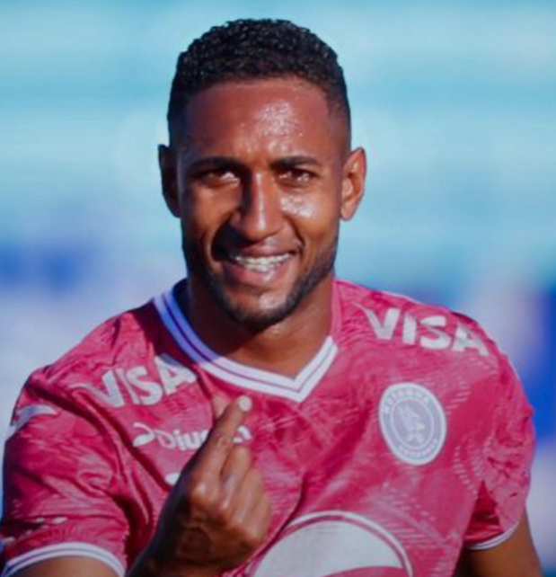 Jugador de futbol sufre terrible lesión de tobillo