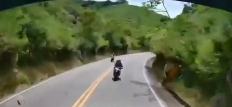 Motociclista invade carril y choca con camión