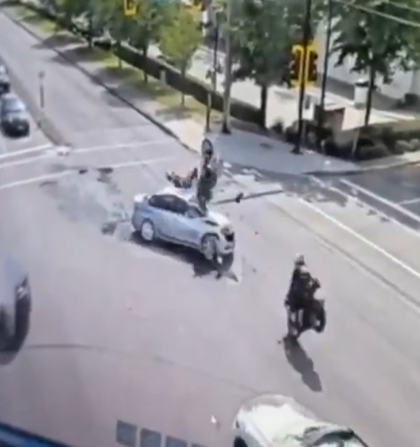 Motocicleta queda colgada de un semáforo tras brutal choque