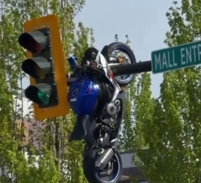 Moto termina volando en Canadá