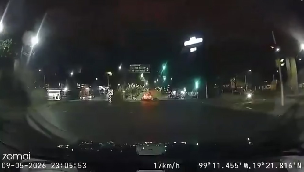 Motociclista choca contra Tesla tras pasarse alto