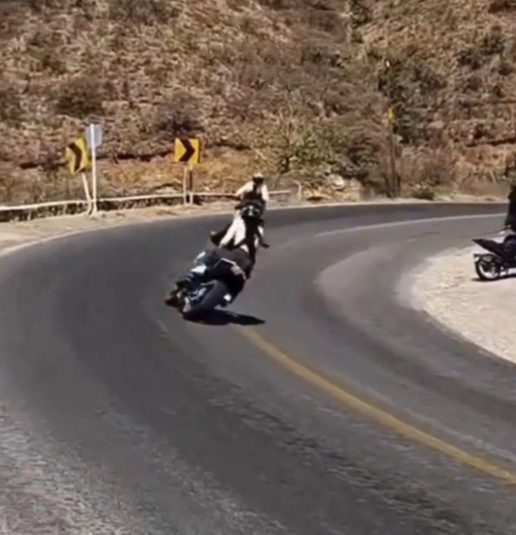 Motociclistas invaden carril en curva y provocan choque frontal
