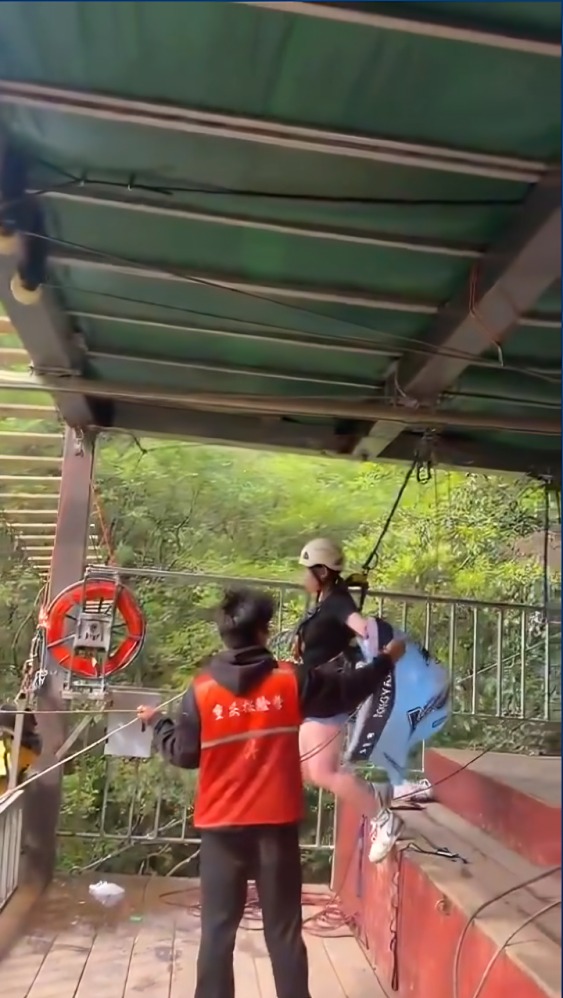 Mujer en columpio en China