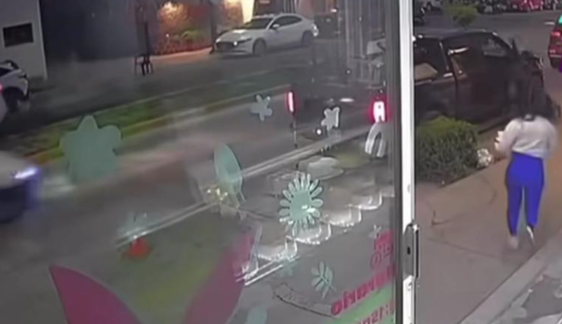 Mujer se roba pastel frente a empleadas