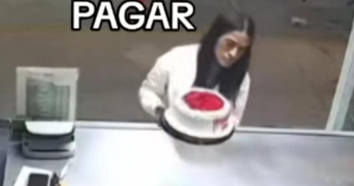 Mujer se lleva pastel sin pagar