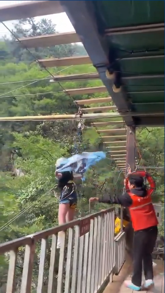 Mujer muere tras caer de columpio extremo