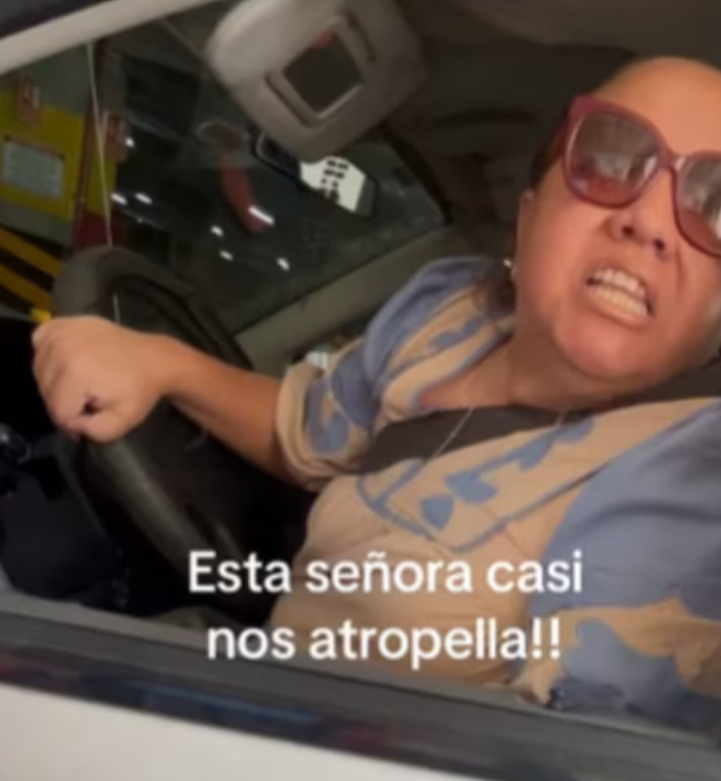 Mujer discute con jóvenes tras casi atropellarlas